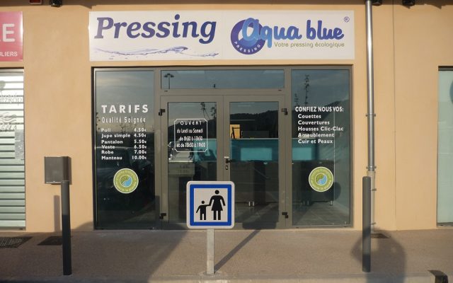 Pressing Aqua blue Peyrolles en Provence 13